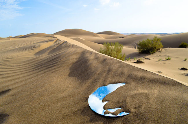 [視覺傳達]沙漠藍天鏡裝置藝術