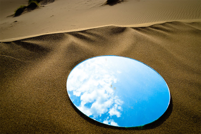 [視覺傳達]沙漠藍天鏡裝置藝術