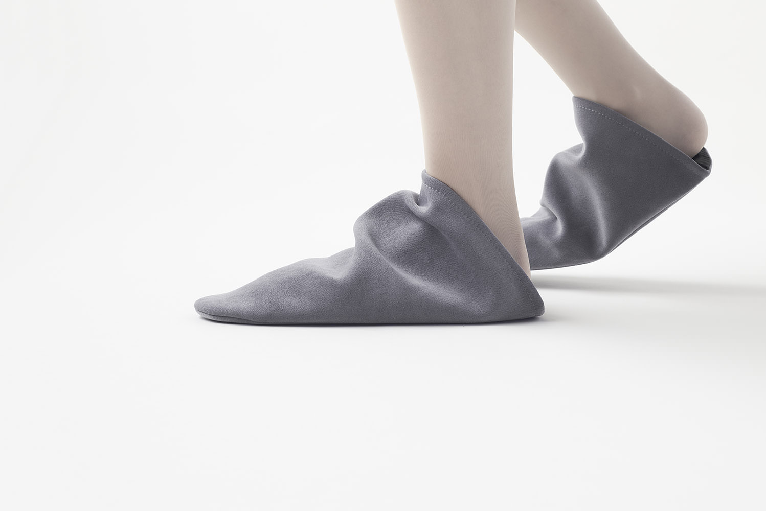 [產品設計]日本設計nendo「三角筒身拖鞋」
